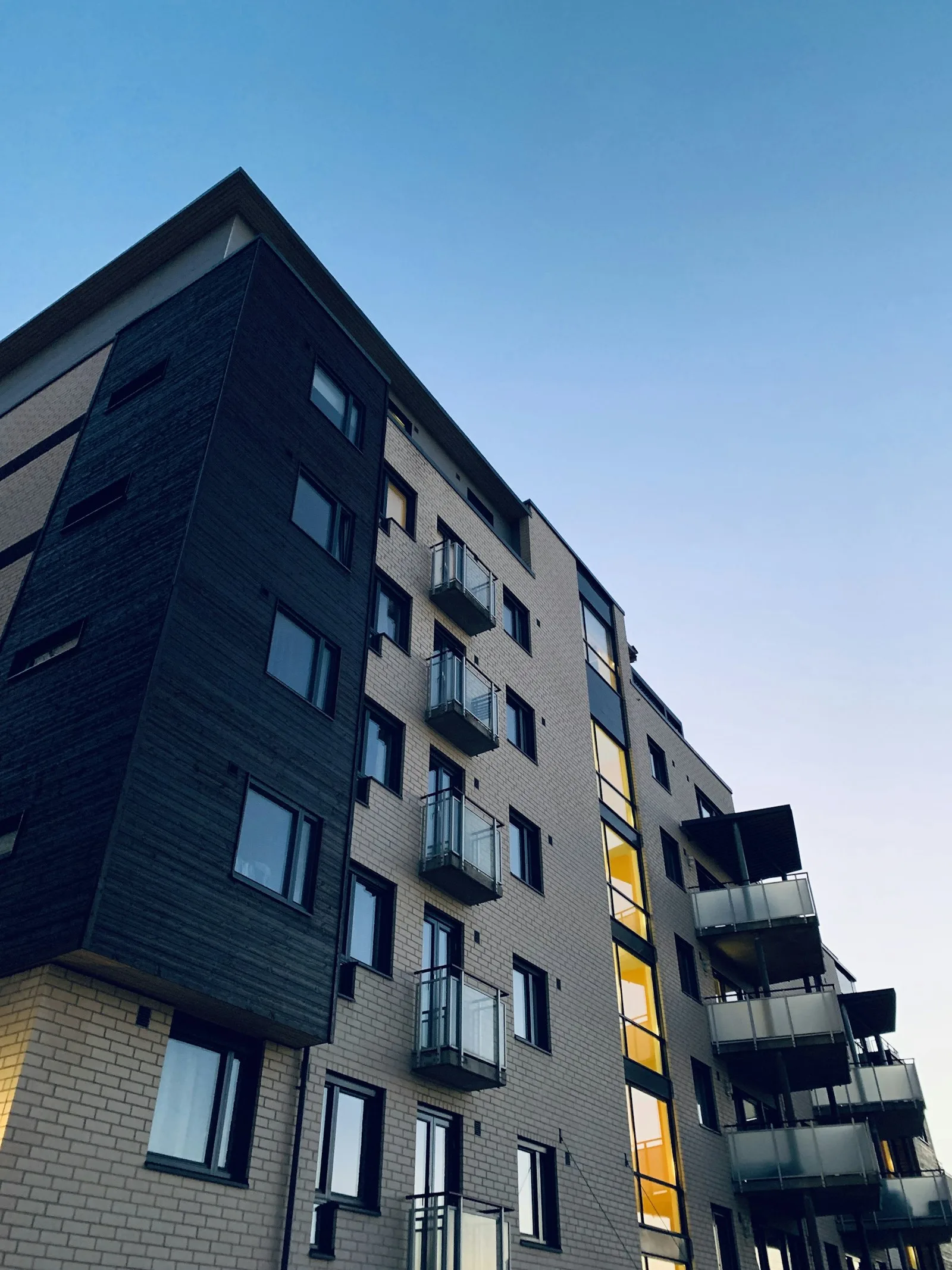 Gepflegtes Mehrfamilienhaus mit begrünter Außenanlage