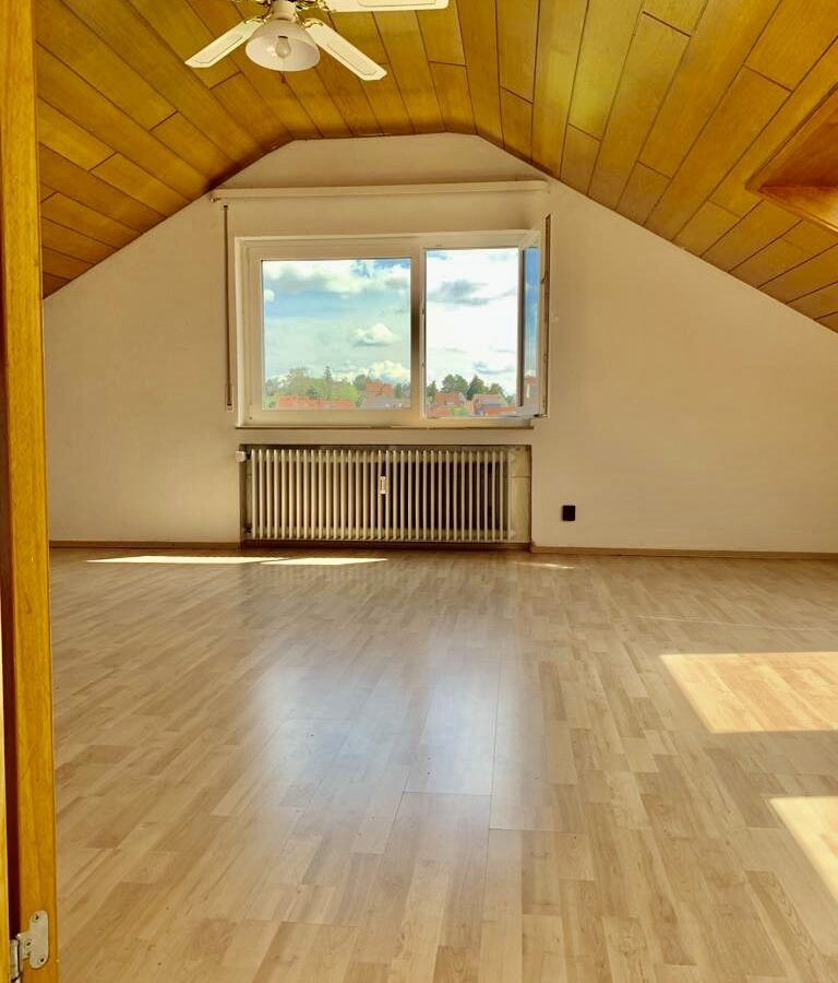 Dachgeschosswohnung für die kleine Familie !
